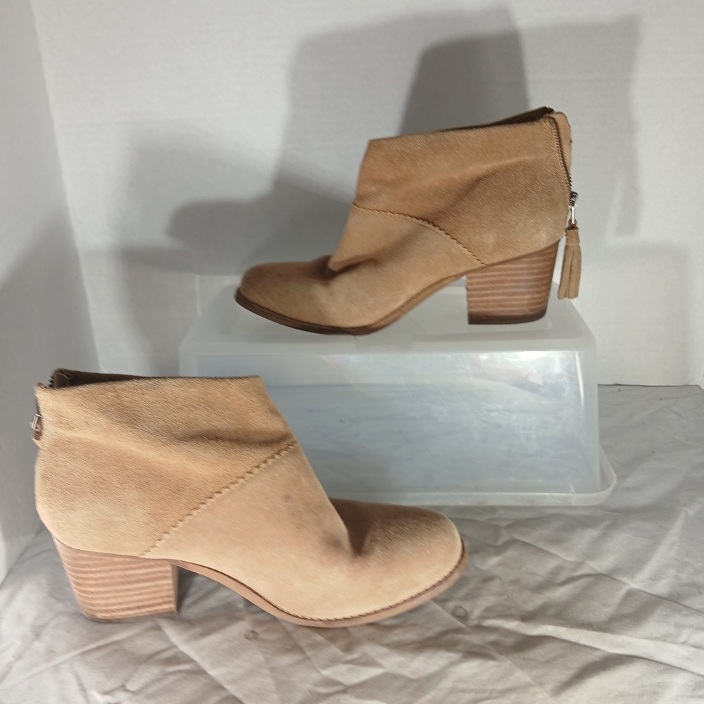 TOMS Suede Ankle Booties Size 7 Tan Tassel Back Zip Stacked Block Heel Boho - Picture 2 of 10